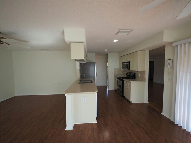 Foto del edificio - 6451 Pine Walk Dr