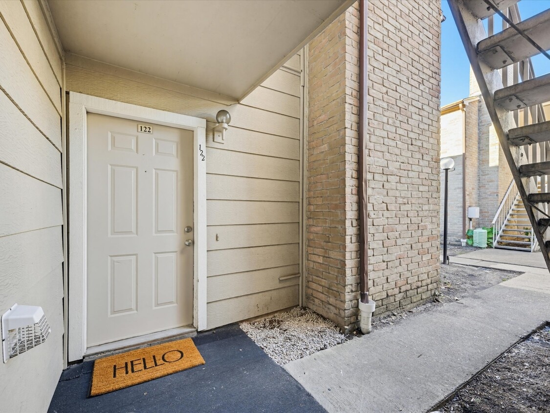 Building Photo - 2120 Wilcrest Dr