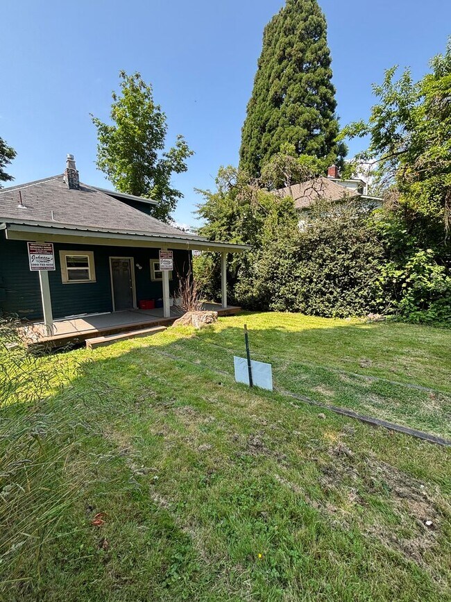 Building Photo - Great 5 Bedroom + 2 Bath House with Flexib...