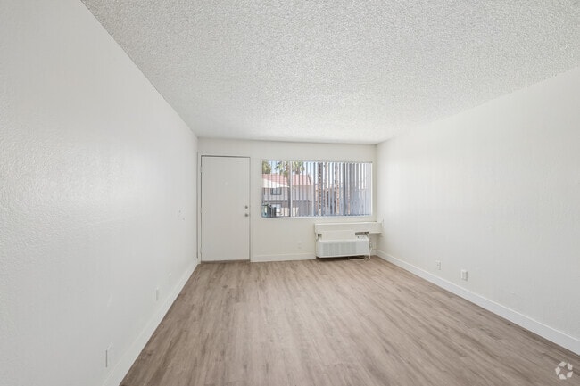 3 habitaciones, 2 baños - 920 pies cuadrados - Sala de estar - Harmon Hills