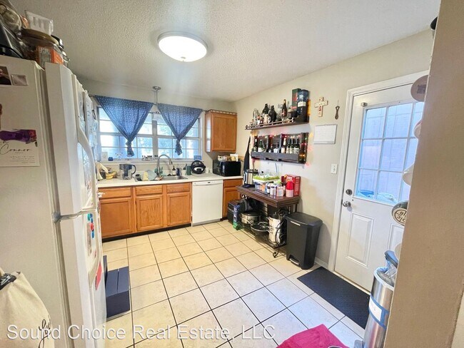 Building Photo - 3 br, 2 bath House - 2016 Woodfern Path