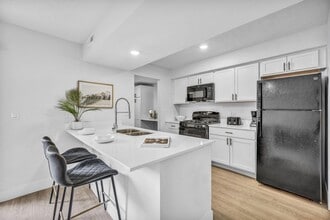 Open Concept Diamond Townhome Kitchen w/ Barstool Seating - Dublin Park Rental Townhomes