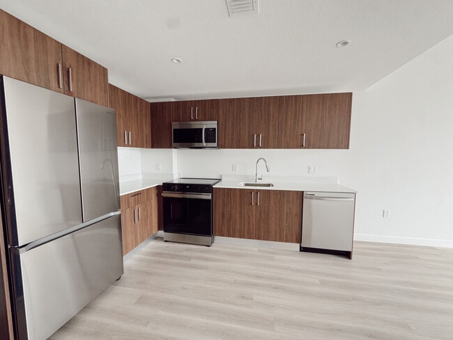 Building Photo - 930 NW 39th Ave