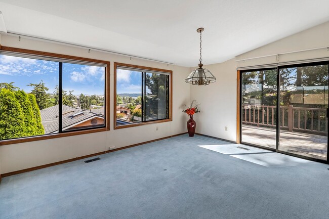 Building Photo - 3 Bed 2 Bath - Updated - Groups - Dog Frie...