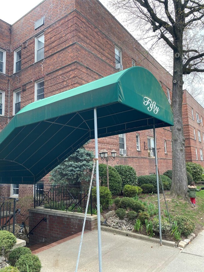 Foto del edificio - 50 S Middle Neck Rd