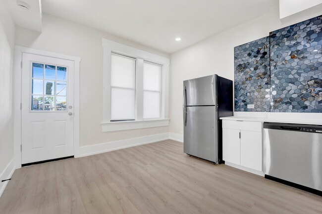 Building Photo - 944 N Damen Ave