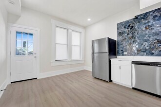 Building Photo - 944 N Damen Ave