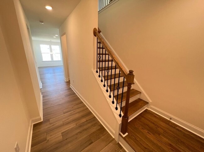 Building Photo - LIKE NEW 4 Bedroom Home w/ Ground Floor Be...