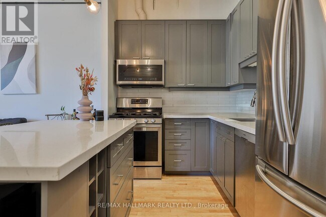 Photo du bâtiment - 766-766 King St W