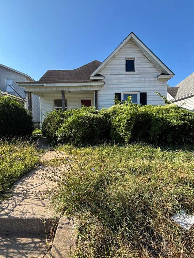 Primary Photo - Spacious clean 5 bedroom 2 full bath home ...
