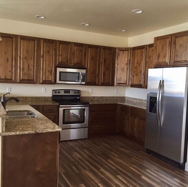 Building Photo - 3 Bed 2 Bath in Manhattan