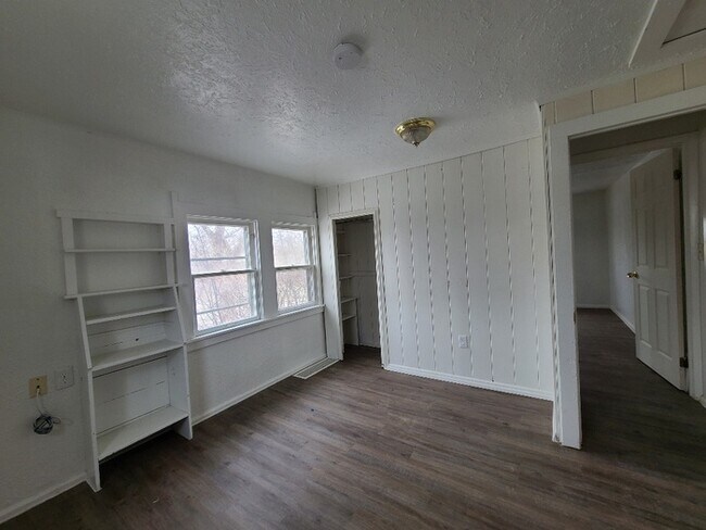 Building Photo - 2528 E 10th St