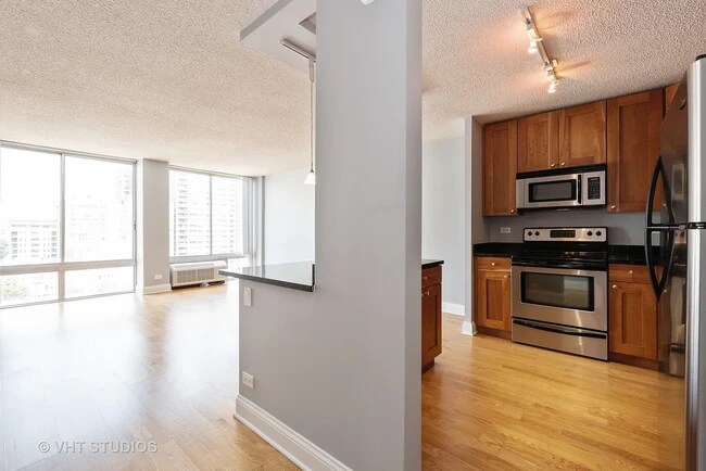 Foto del edificio - 450 W Briar Pl