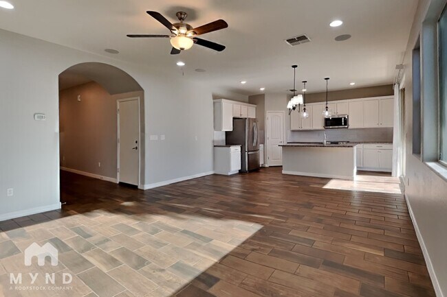 Foto del edificio - 421 N 119th Dr