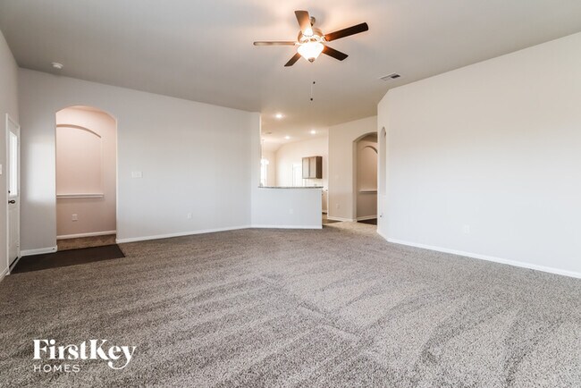 Building Photo - 14715 Country Club Dr