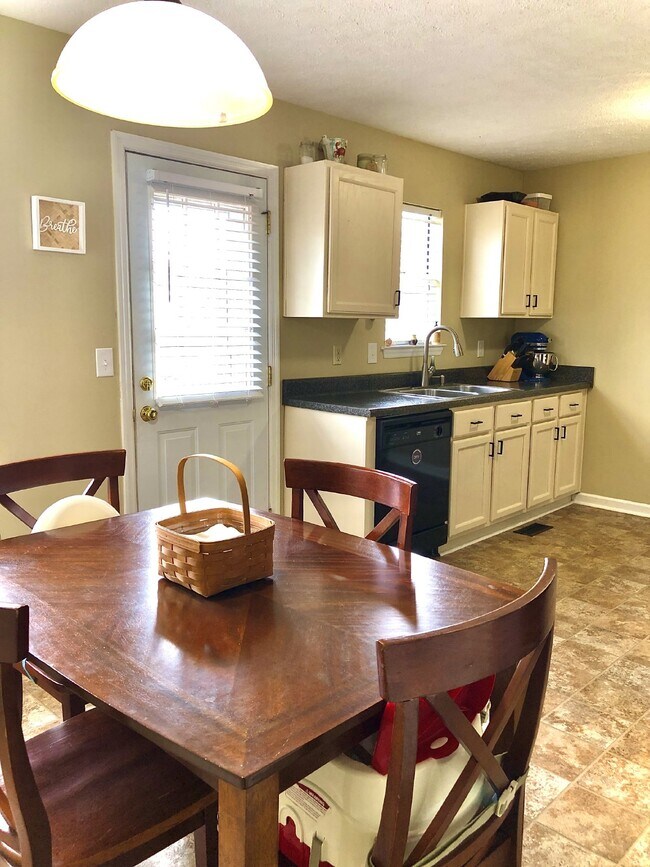 Photo - 3Bed/2Bath in Hendersonville with Communit... Apartment