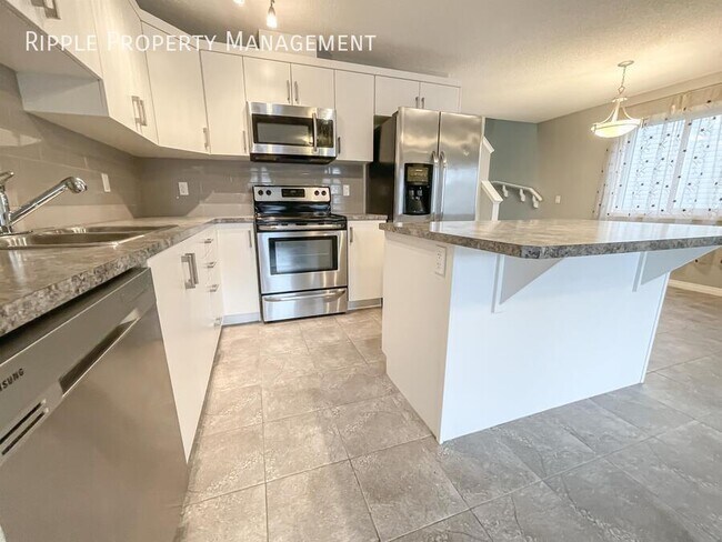 Building Photo - Great 3 bedroom 2.5 bathroom | End Unit Townhouse