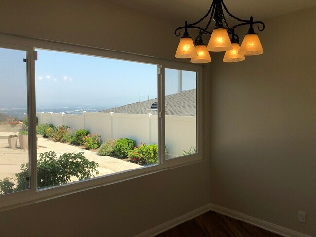 Vista desde el rincón de la cocina/oficina - 14687 Deervale Pl
