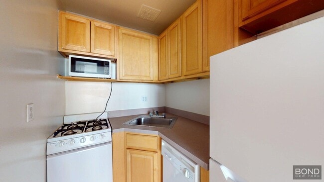 Building Photo - 222 W 72nd St