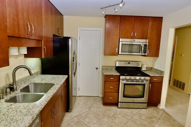 Building Photo - 1047 Auburn Ln