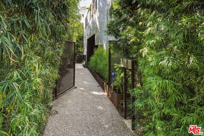 Foto del edificio - 1849 Fox Hills Dr