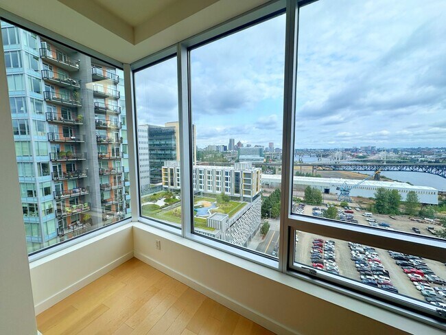 Foto del edificio - Spacious, open-concept 1-bedroom 7th floor condo in the South Waterfront District.