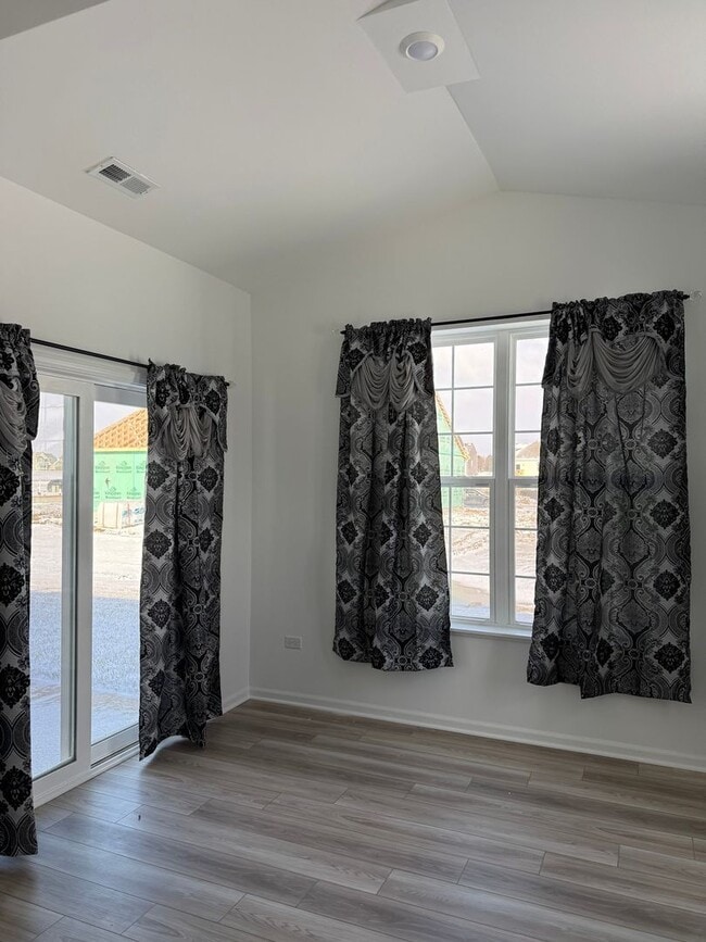 Building Photo - 7603 Honeysuckle Ln