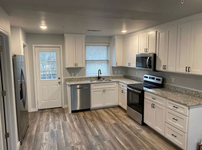 Building Photo - 3BD / 2.5BA Completely Remodeled Townhome W/ Garage, Minutes From UofA Campus