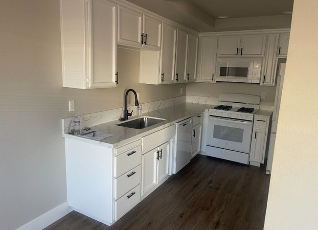 Building Photo - 6049 Thornwood Dr