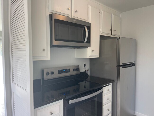 Foto del edificio - Gated & Remodeled 1br/1ba on Lake near Pool