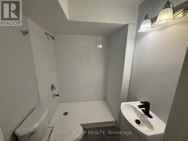 Building Photo - 55 Purdy Crescent