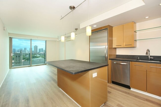 Building Photo - Convenient Downtown Living!