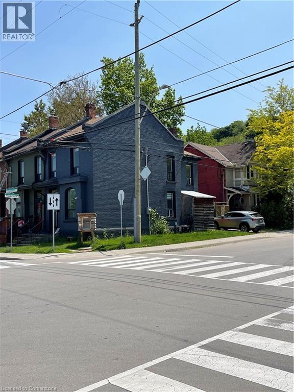 Photo du bâtiment - 182 Forest Ave