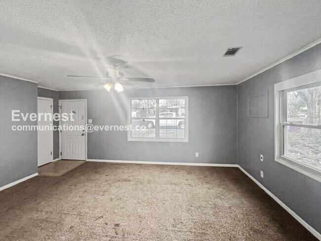 Foto del edificio - 3 Bed, 2 Bath Home with Fenced Yard / Pet-Friendly / Vouchers Accepted / Available Now!