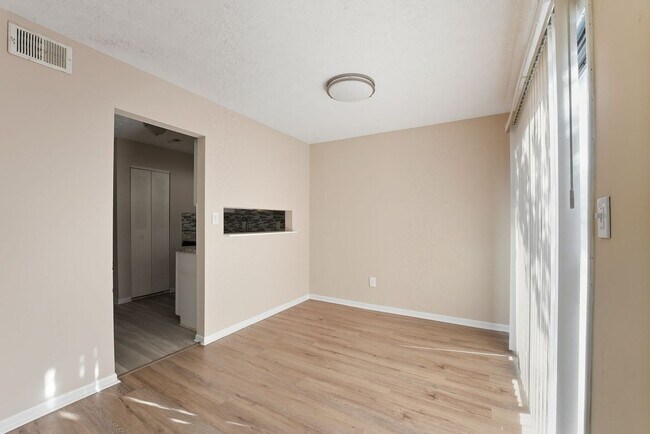 Foto del edificio - 293 Country Club Dr