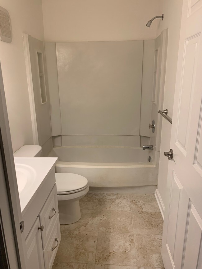 bathroom - 613 Poplar Ct
