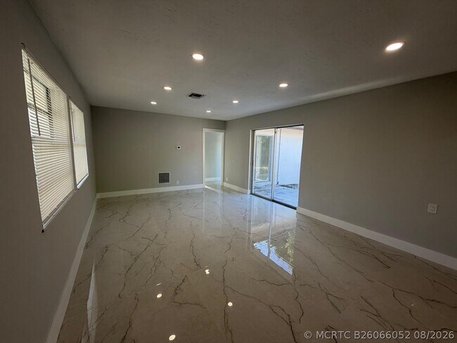 Foto del edificio - 920 NE 50th St