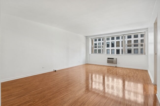 Building Photo - 253 E Delaware Pl