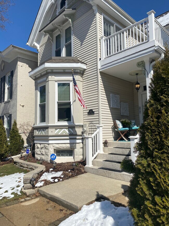 Entrance - 1312 N Astor St