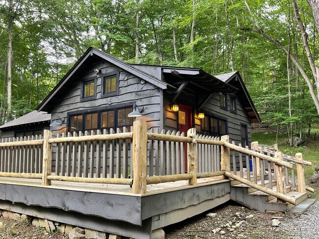 Enjoy the large deck - 44 Trail of Hemlocks