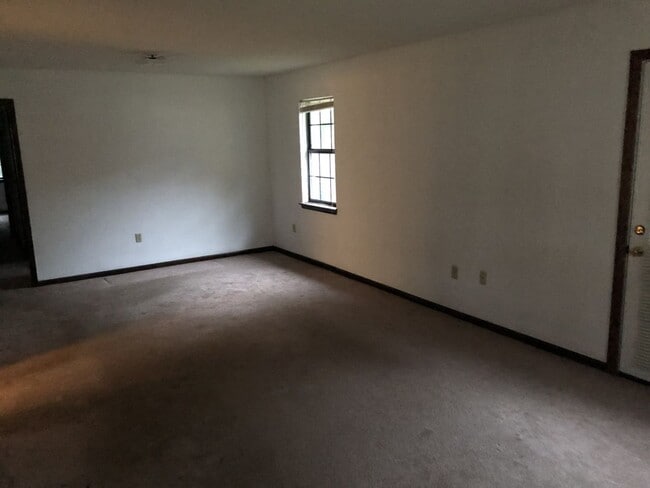 Building Photo - THREE BEDROOM HOME