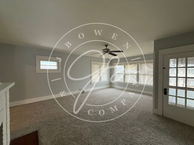 Foto del edificio - "Charming 2-Bedroom upper duplex in West Toledo – Cozy Living Awaits.