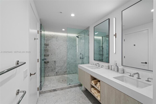 Foto del edificio - 9221 E Bay Harbor Dr
