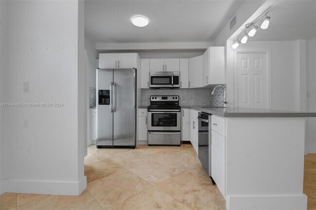 Building Photo - 8954 Collins Ave