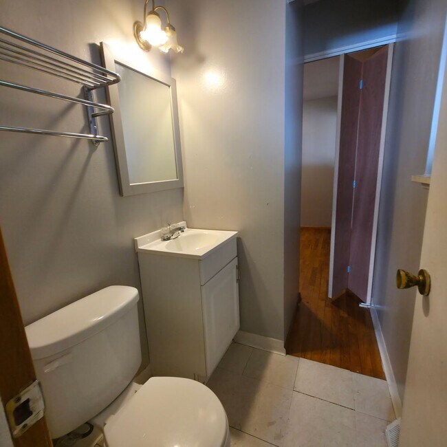 Building Photo - Single Family Home 4 beds 1 bath FOR RENT!