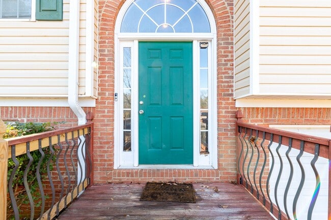 Building Photo - Spacious 4 Bedroom, 3 Bathroom Home in Cov...