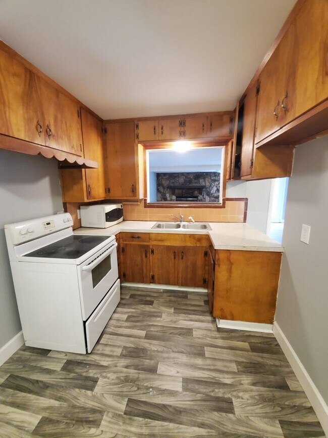 Foto del edificio - Completely renovated home, with fireplace ...