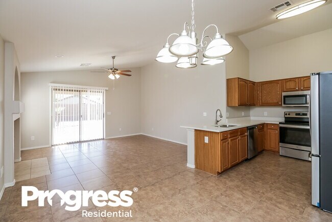 Building Photo - 1033 E Yuma Ave