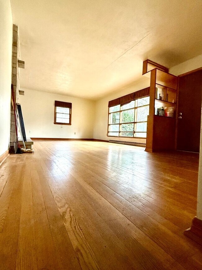 Foto del edificio - Available May 2026;  Monthly Rent $1,850