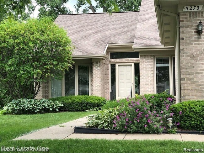 Foto del edificio - 5273 Simpson Lake Rd